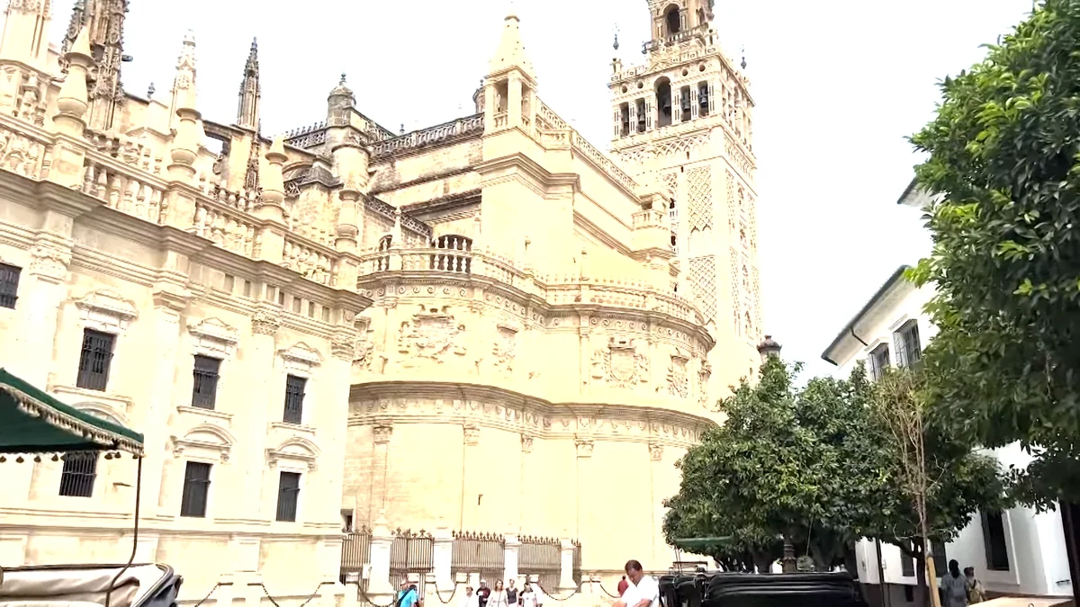Sevilla Katedrali ve Giralda kulesi