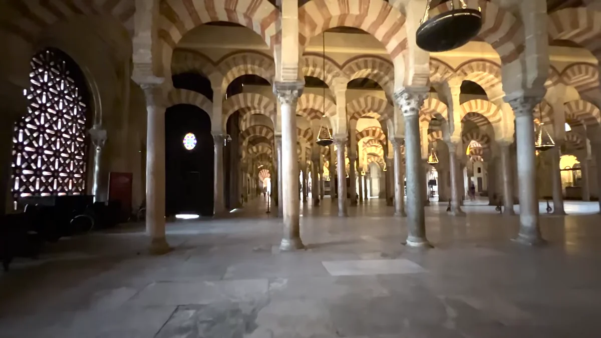 Córdoba Mezquitası'nda kırmızı beyaz kemerler ve sütunlar