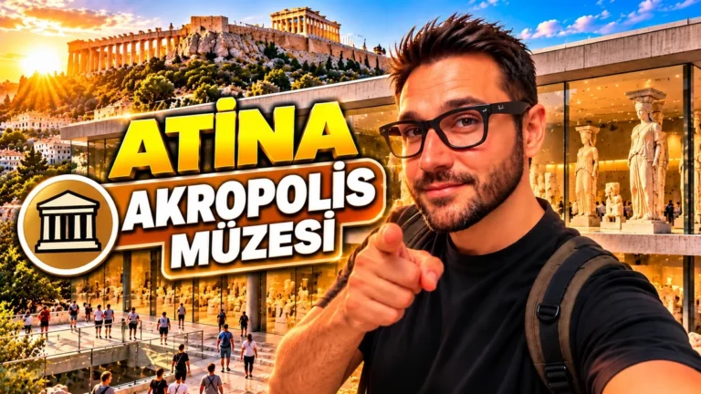 Atina'da Akropolis Müzesi'nin cam cephesi, arkada Akropolis tepesi ve Parthenon