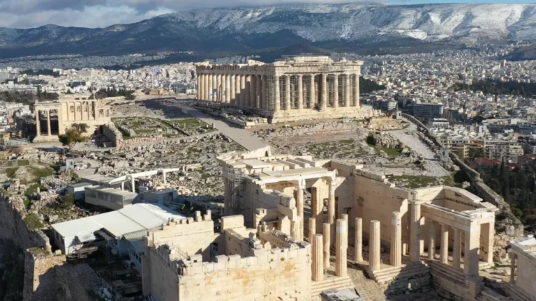 Kış günü Akropolis, Propylaia ve Parthenon havadan, arkada karlı dağlar