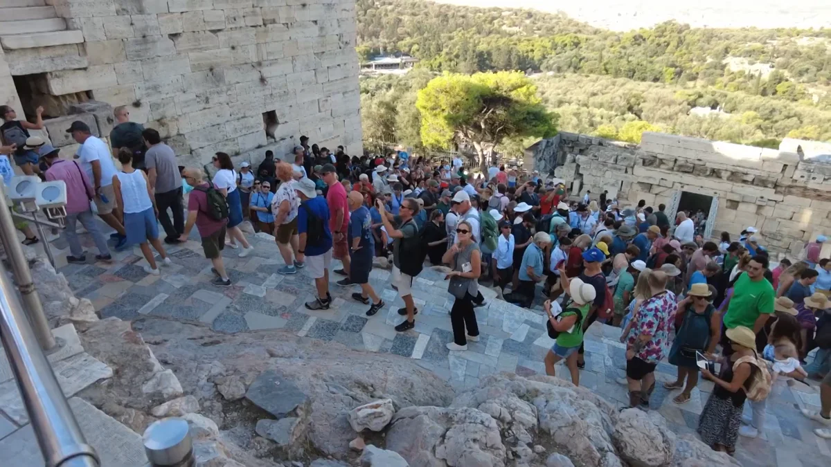 Akropolis çıkışındaki merdivenlerde yoğun ziyaretçi kuyruğu