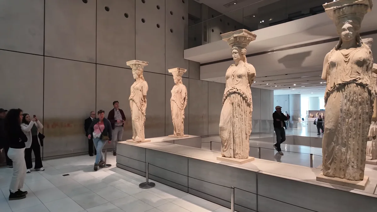 Akropolis Müzesi'nde sergilenen Erechtheion'un orijinal Karyatid heykelleri