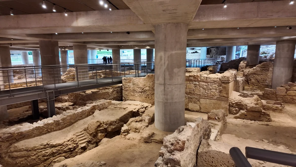 Akropolis Müzesi'nin altındaki antik yerleşim kazı alanı ve kalıntılar