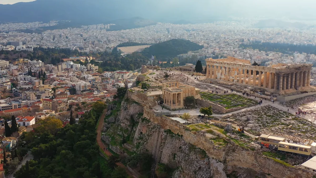 Akropolis kayalığı üzerindeki Parthenon ve Atina şehri havadan
