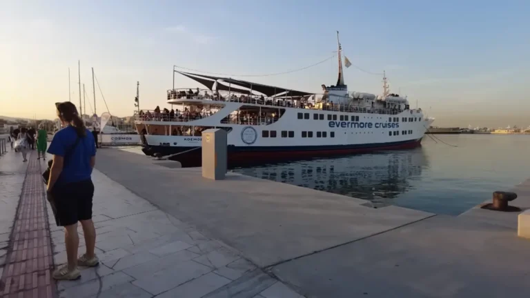 Kallithea'daki Delta Marina'da ada turu teknesi ve rıhtım, sabah