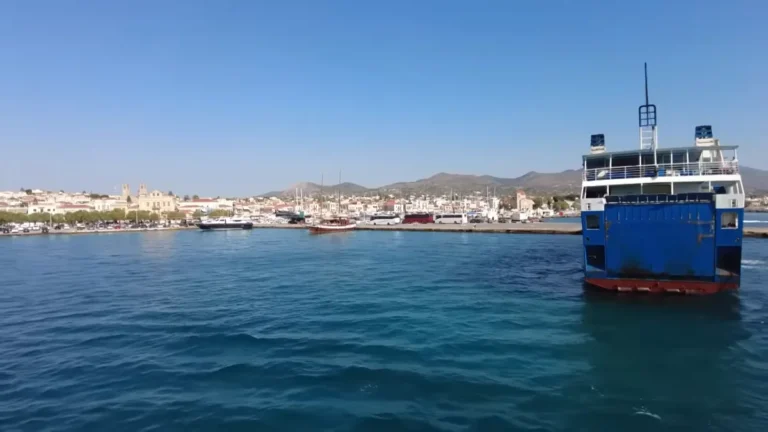 Tekneden Egina limanı, feribot ve sahil yerleşimi