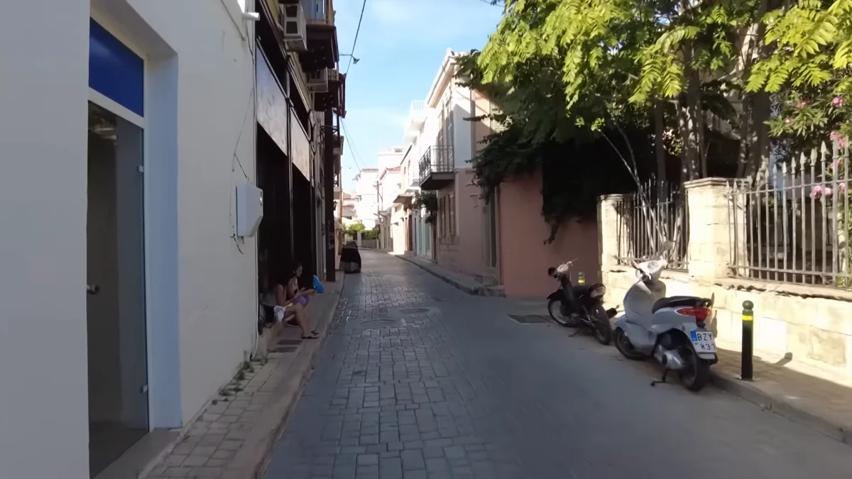 Egina kasabasında renkli evlerle dar ve sakin sokak
