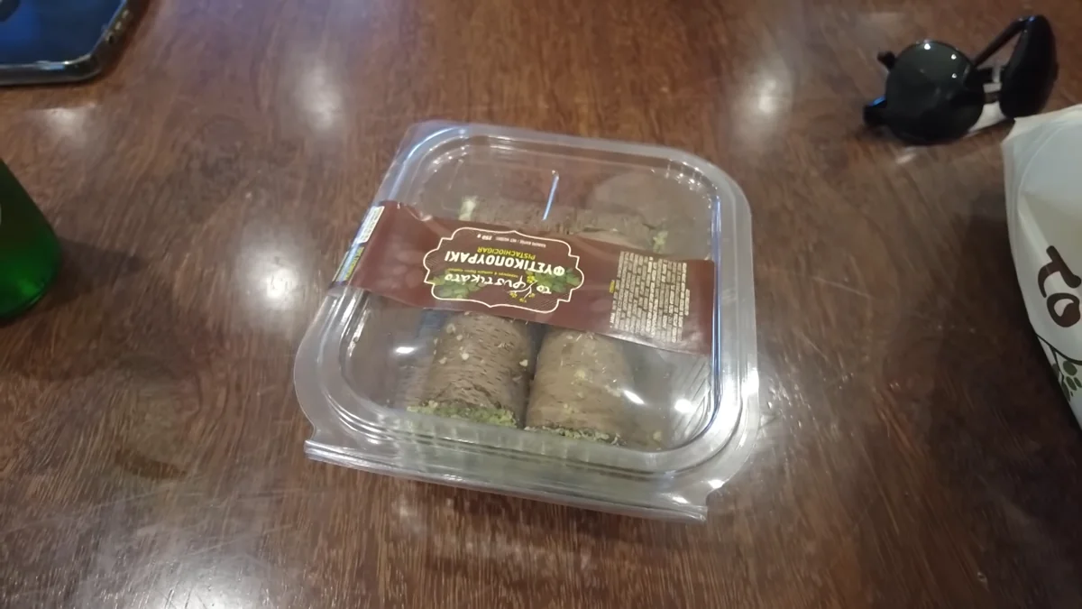 Egina'dan alınan paketli fıstıklı rulo tatlısı