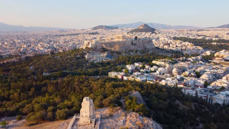 Filopappos Anıtı, çam ormanı ve arkada Akropolis ile Likavitos havadan
