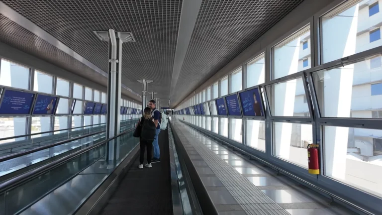 Atina Havalimanı terminalinden metro istasyonuna giden yürüyen bantlı kapalı köprü