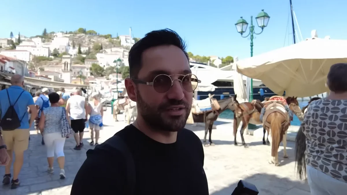 Hydra limanında bekleyen yük eşekleri ve turistler