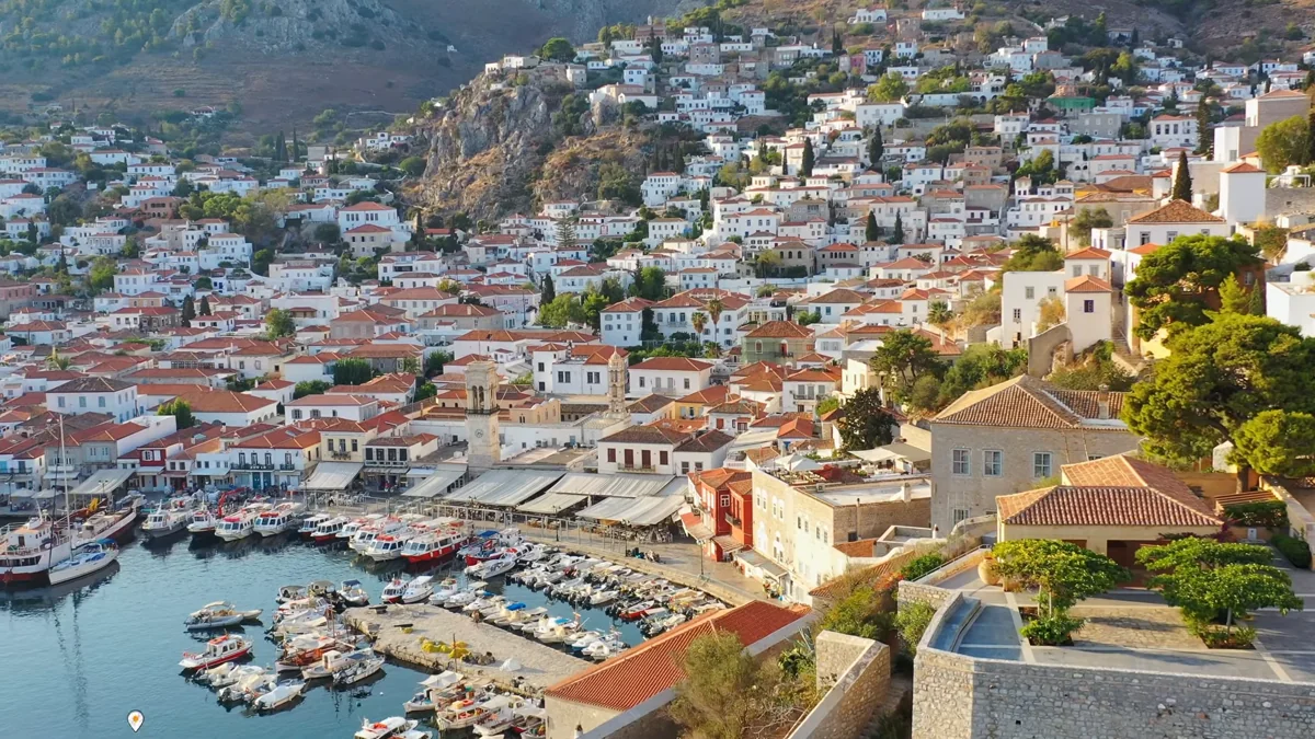Hydra Adası limanı ve yamaca dizilmiş taş evler havadan
