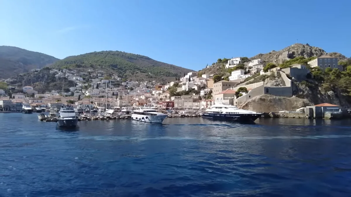 Hydra limanında tekneler ve amfitiyatro gibi dizilen evler