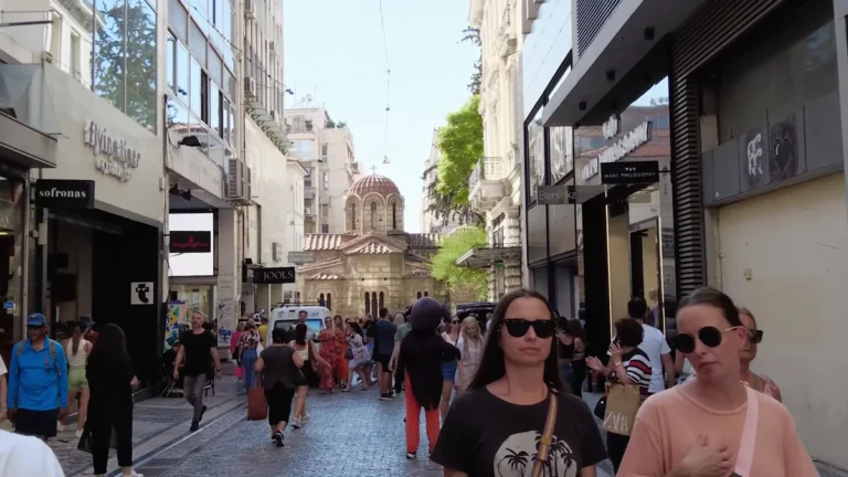 Ermou Caddesi'nin ortasındaki Bizans dönemi Kapnikarea Kilisesi ve kalabalık