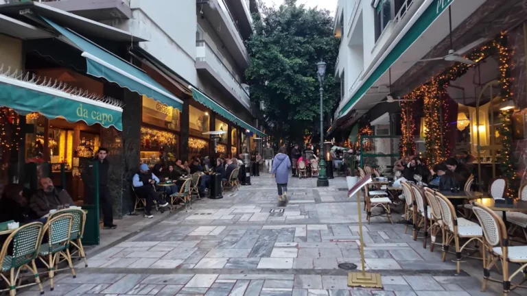 Kolonaki'de kafe ve restoran terasları ile dolu şık bir yaya sokağı