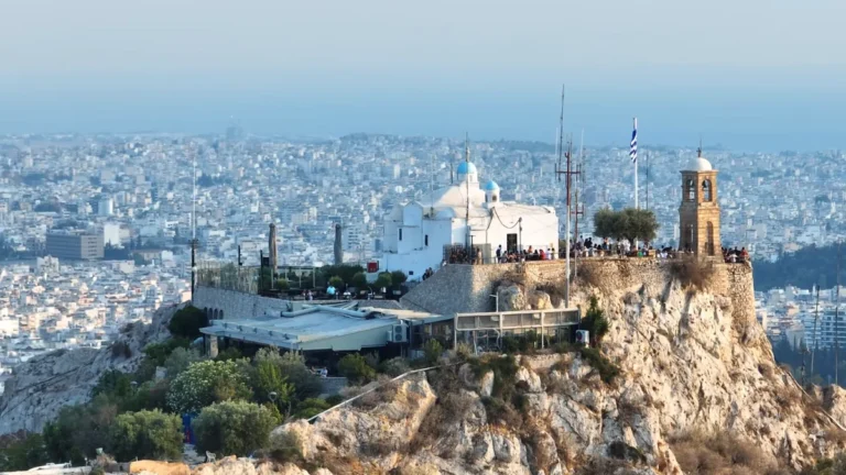Likavitos Tepesi'nin kayalık zirvesinde Agios Georgios Şapeli ve çan kulesi