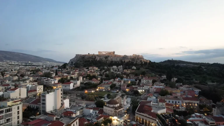 Akşam ışığında Monastiraki çatıları üzerinden Akropolis tepesi ve Atina manzarası