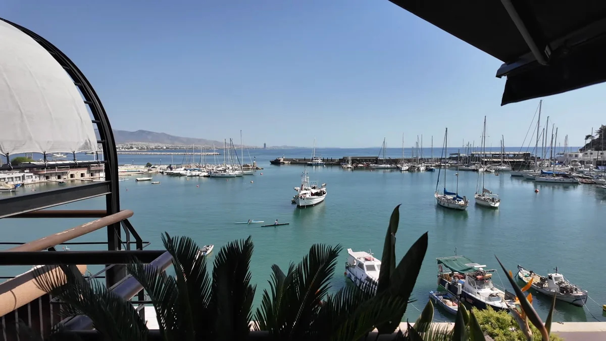Mikrolimano'daki Horizon teras kafeden marina ve deniz manzarası