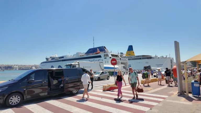 Pire Limanı rıhtımında yanaşmış büyük feribotlar ve yolcular