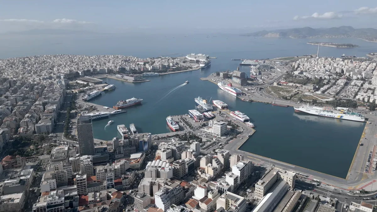 Pire Limanı, feribot rıhtımları ve şehir havadan geniş görünüm