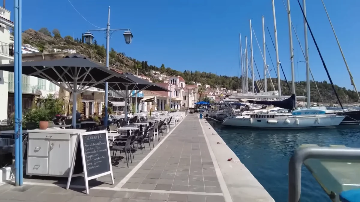Poros sahil yolunda yelkenliler, kafeler ve deniz