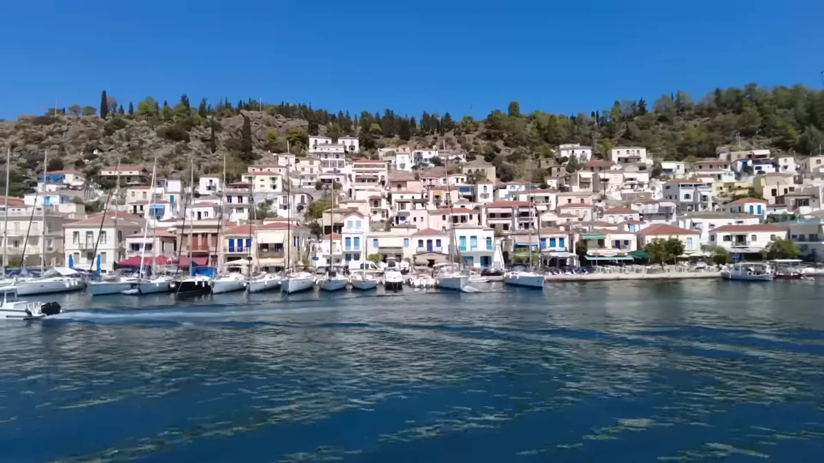 Tekneden Poros kasabasının yamaca dizilmiş evleri ve limanı