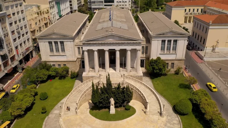 Yunanistan Ulusal Kütüphanesi'nin çift kollu mermer merdiveni ve bahçesi havadan