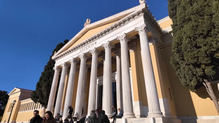 Ulusal Bahçe yanındaki Zappeion Sarayı'nın Korint sütunlu girişi