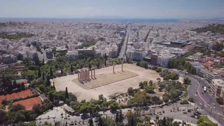 Zeus Olimpiyat Tapınağı alanı ve çevresindeki Atina caddeleri havadan