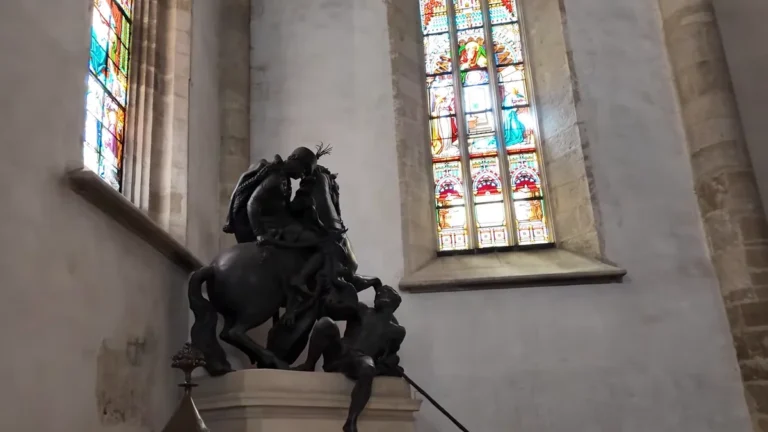 St. Martin Katedrali'ndeki at üzerinde Aziz Martin heykeli, Bratislava