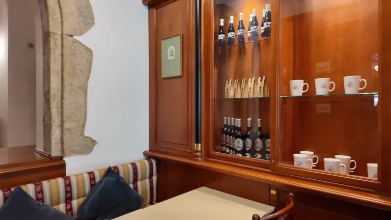 Bratislava Café Mayer'de kahvaltıda kruvasan ve kahve
