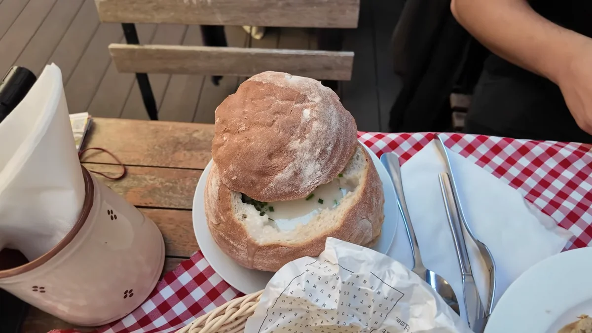 Bratislava Slovak Pub'da ekmek kasesinde sarımsak çorbası (cesnačka)
