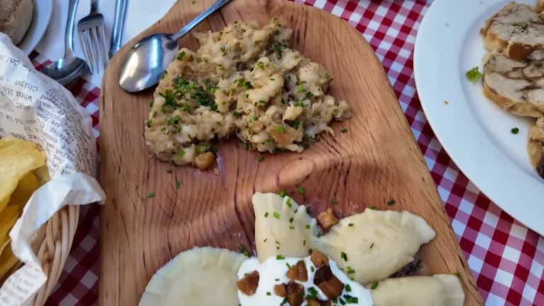 Bratislava Slovak Pub'da geleneksel Slovak tabağı, halušky