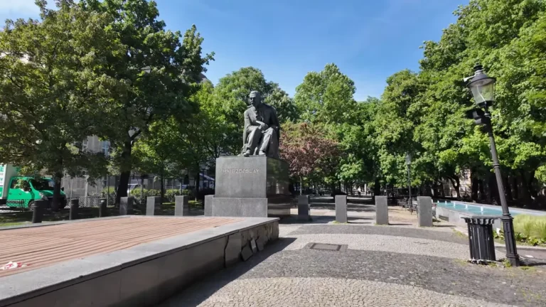 Bratislava Hviezdoslav Meydanı'ndaki heykel ve ağaçlı yürüyüş yolu