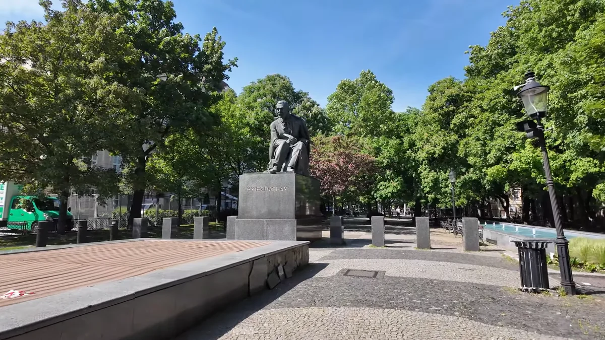 Bratislava Hviezdoslav Meydanı'ndaki heykel ve ağaçlı yürüyüş yolu