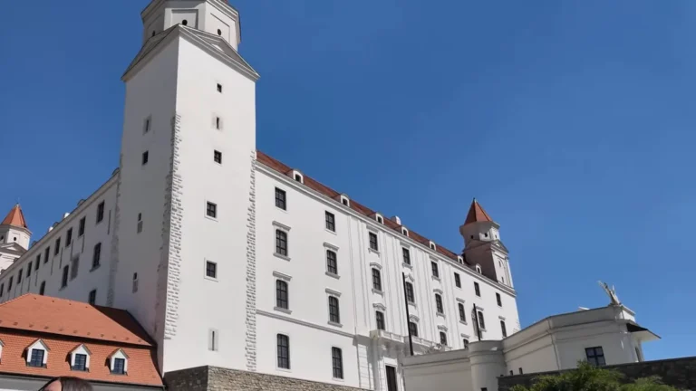 Tuna'ya bakan tepedeki beyaz Bratislava Kalesi ve köşe kuleleri