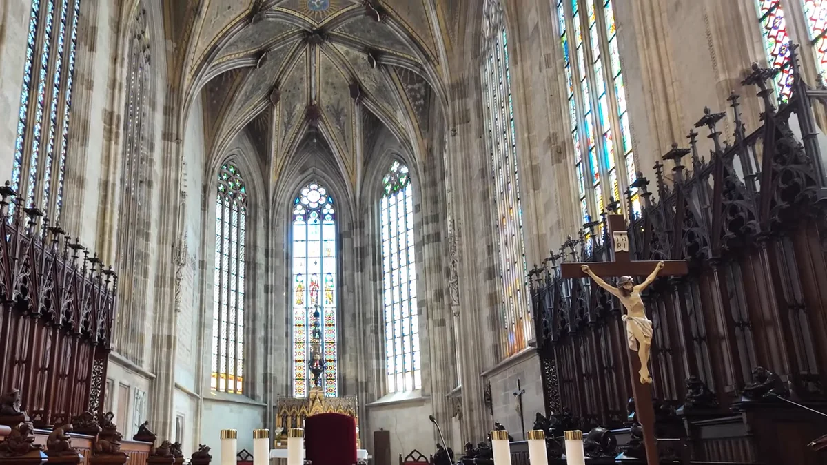 St. Martin Katedrali'nin Gotik nefi ve vitrayları, Bratislava