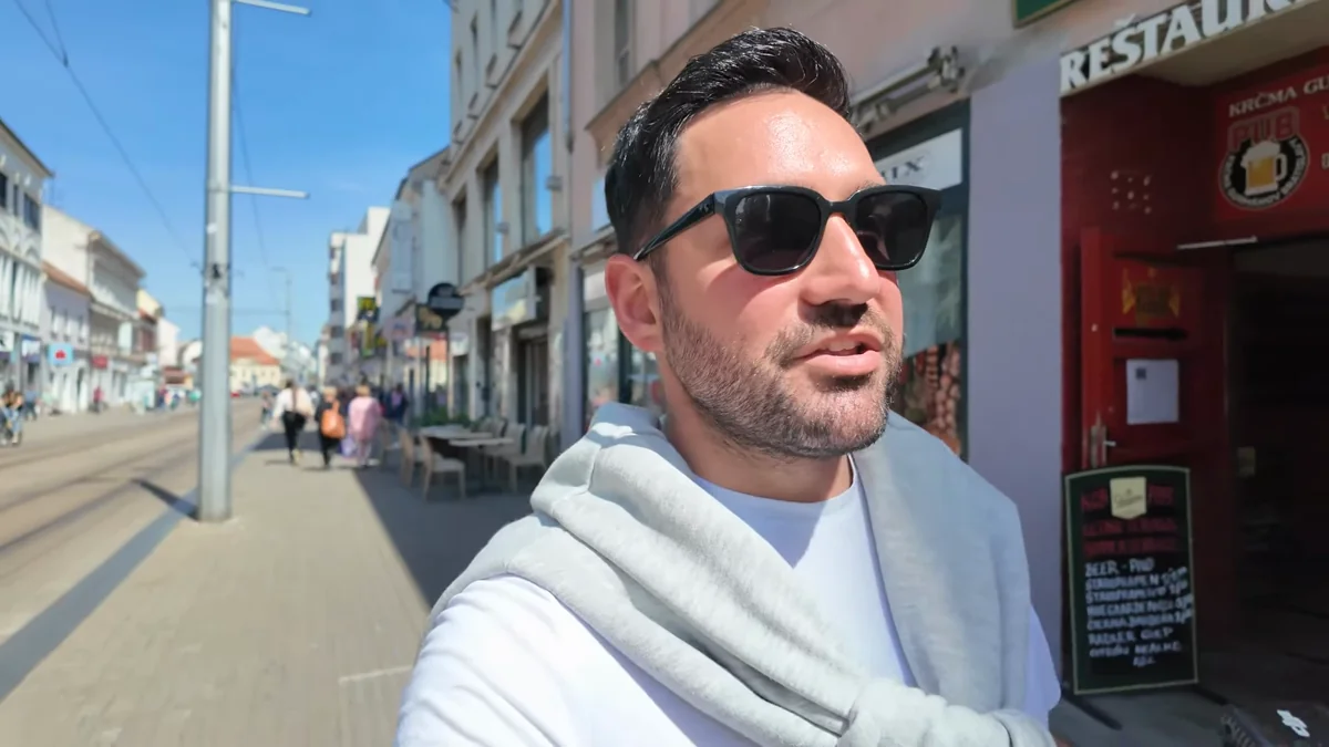 Bratislava Obchodná caddesi: tramvay hattı ve dükkanlar