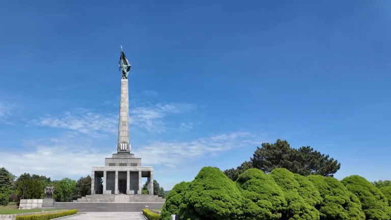 Bratislava'da tepedeki Slavín Anıtı ve yüksek sütunu