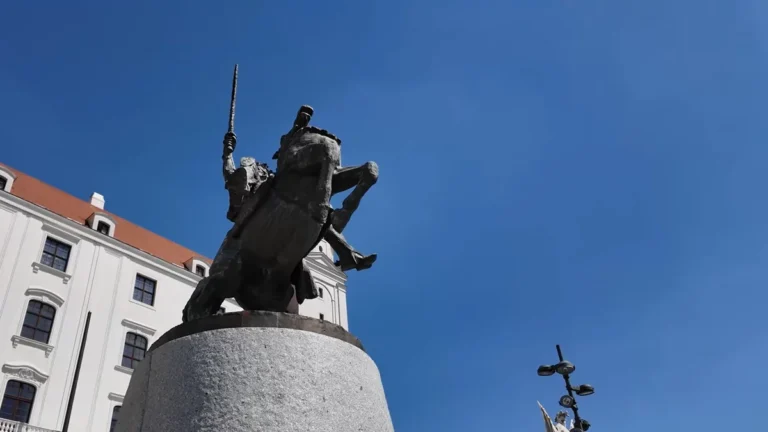 Bratislava Kalesi önündeki atlı Kral Svätopluk heykeli
