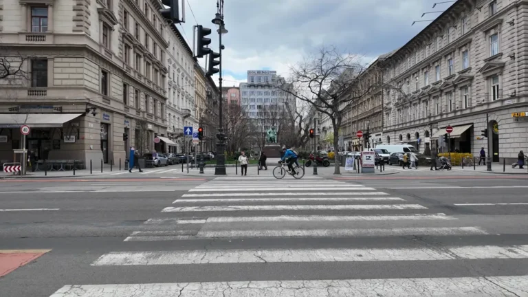 Budapeşte Andrássy Bulvarı'nda yaya geçidi ve tarihi binalar