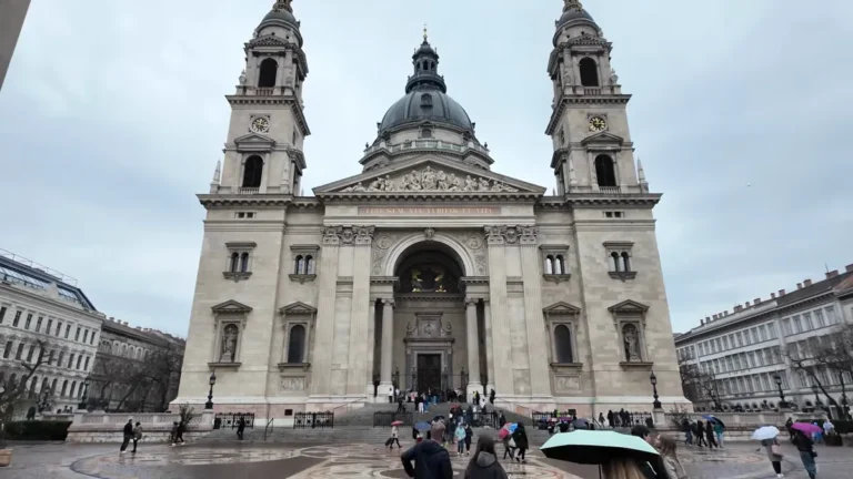 Budapeşte Aziz István Bazilikası'nın cephesi ve önündeki meydan