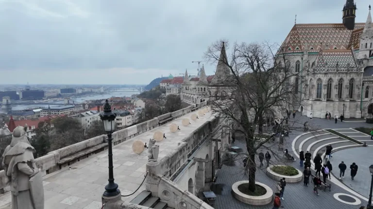 Budapeşte Balıkçı Tabyası'nın terasları ve arkada Tuna manzarası