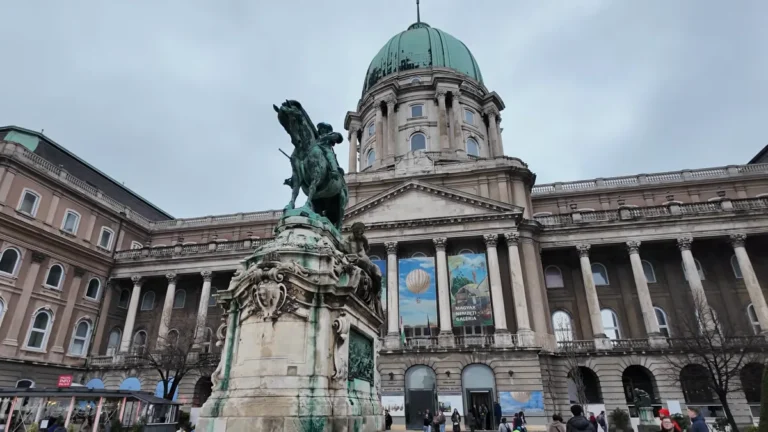 Buda Kalesi ve önündeki atlı heykel, Budapeşte