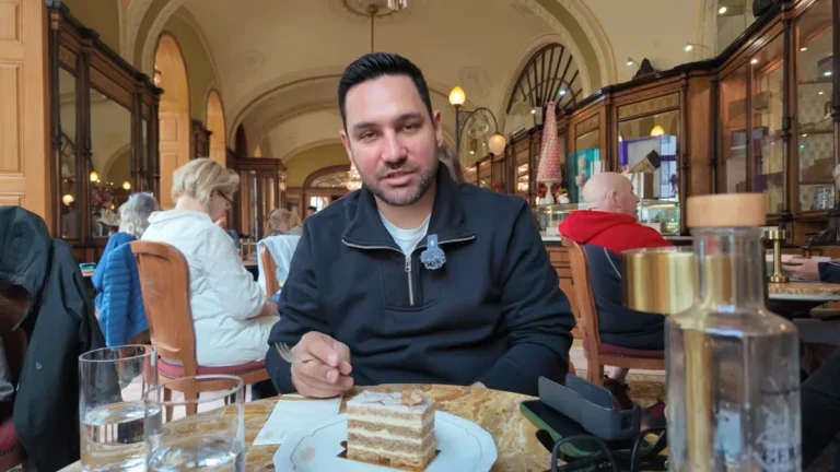 Budapeşte Café Gerbeaud'da masada pasta ve kahve
