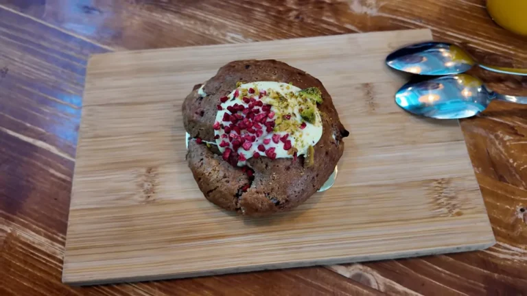 Budapeşte Cookie Beacon'dan dev kurabiye tahta tabakta