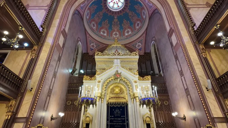 Budapeşte Dohány Sokağı Sinagogu'nun süslü iç mekânı