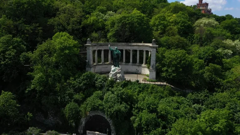 Budapeşte Gellért Tepesi'nin yeşil yamacı ve tepedeki anıt