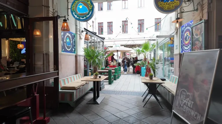 Budapeşte Gozsdu Udvar'daki avlu, masalar ve tabelalar