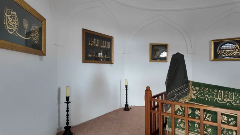 Budapeşte'deki Gül Baba Türbesi'nin içi, sanduka ve duvardaki levhalar